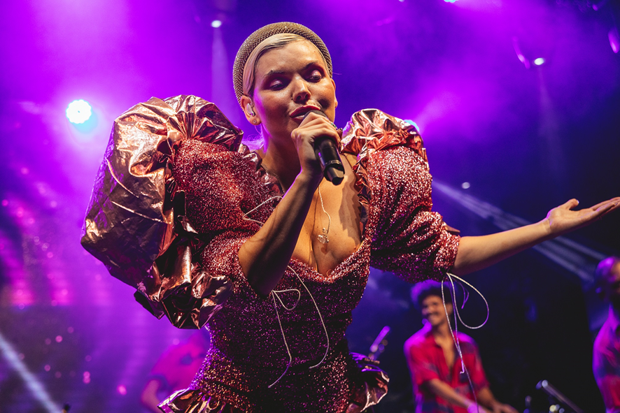 A cantora Duda Beat em ação durante show no Auê Festival, no Rio de Janeiro