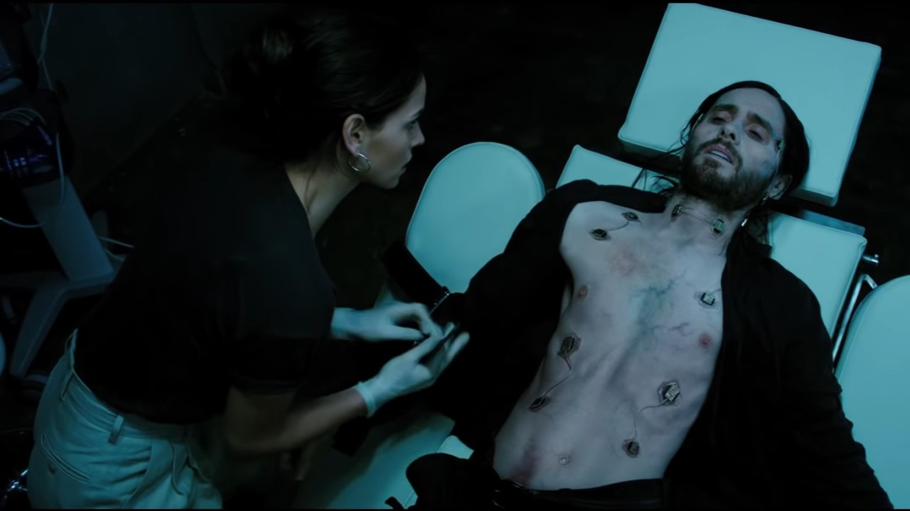 Adria Arjona e Jared Leto em cena de Morbius