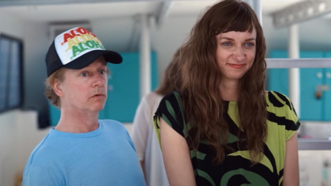 David Spade e Lauren Lapkus em cena de A Missy Errada