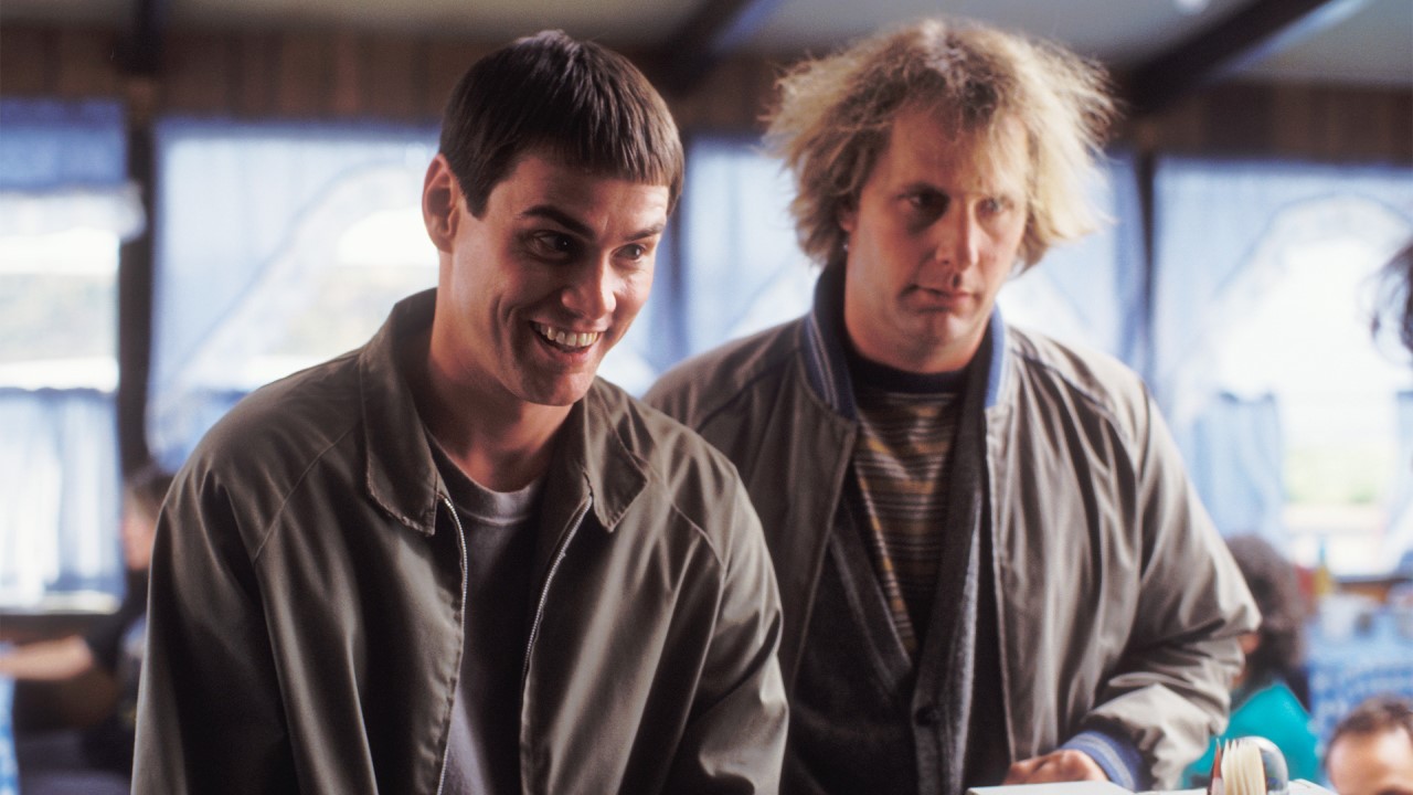 Jim Carrey e Jeff Daniels em cena de Debi & Lóide - Dois Idiotas em Apuros