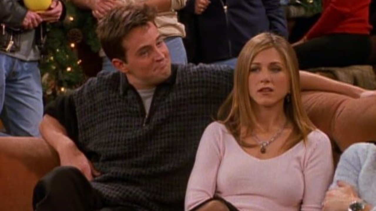 Matthew Perry e Jennifer Aniston em cena de Friends