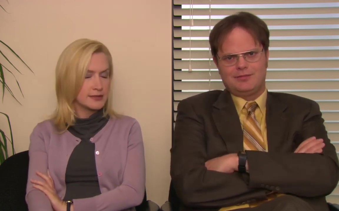 Angela Kinsey e Rainn Wilson em cena de The Office