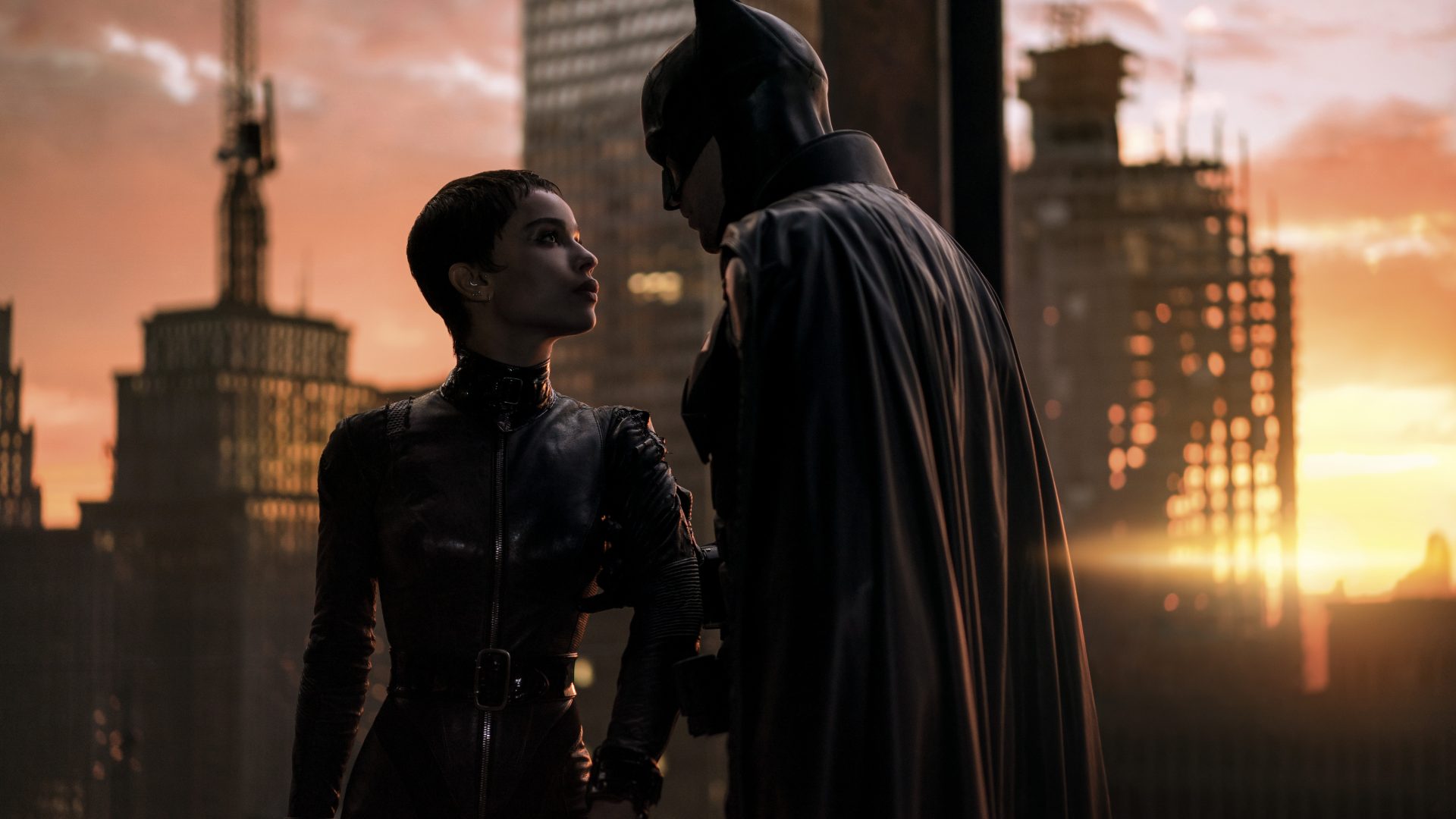 Zoë Kravitz como Selina Kyle e Robert Pattinson como Batman em cena do novo filme, dirigido por Matt Reeves