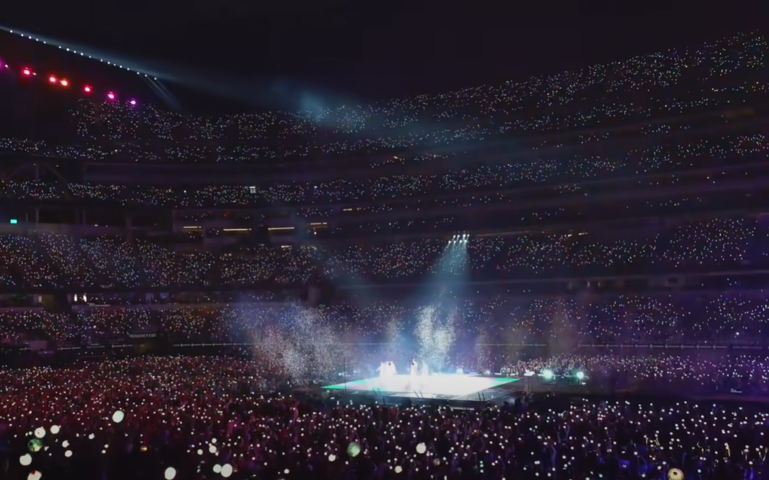 Público lota estádio em Los Angeles para assistir a show do BTS