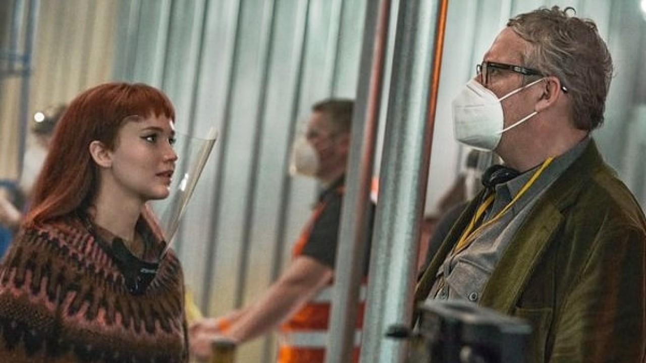 Jennifer Lawrence e Adam McKay nos bastidores de Não Olhe para Cima (2021)