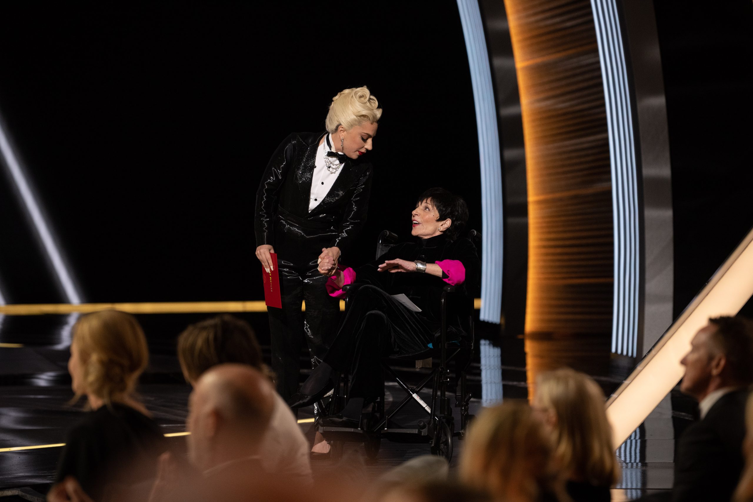27.mar.2022 - Lady Gaga e Liza Minnelli apresentam o Oscar de melhor filme