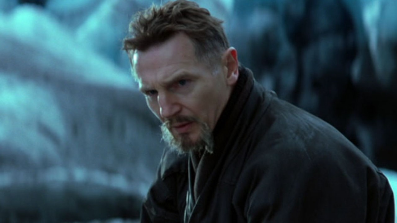 Liam Neeson em cena de Batman Begins (2005)