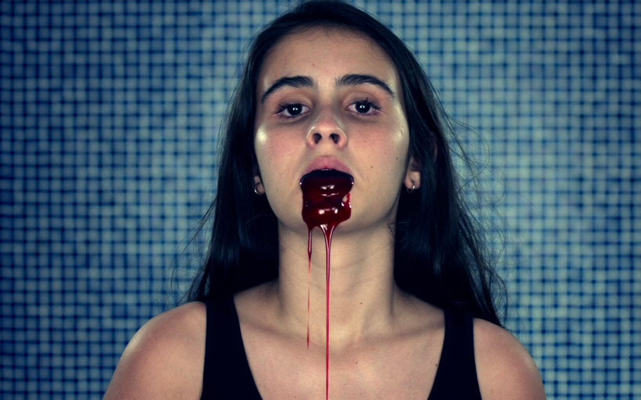 Valentina Herszage sangrando pela boca em cena de Mate-me Por Favor