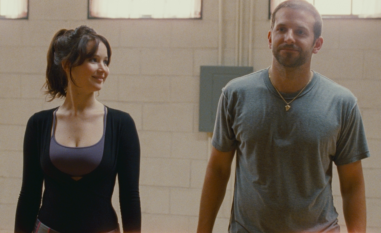 Jennifer Lawrence e Bradley Cooper vivem uma complicada relação na comédia romântica O Lado Bom da Vida (2012)