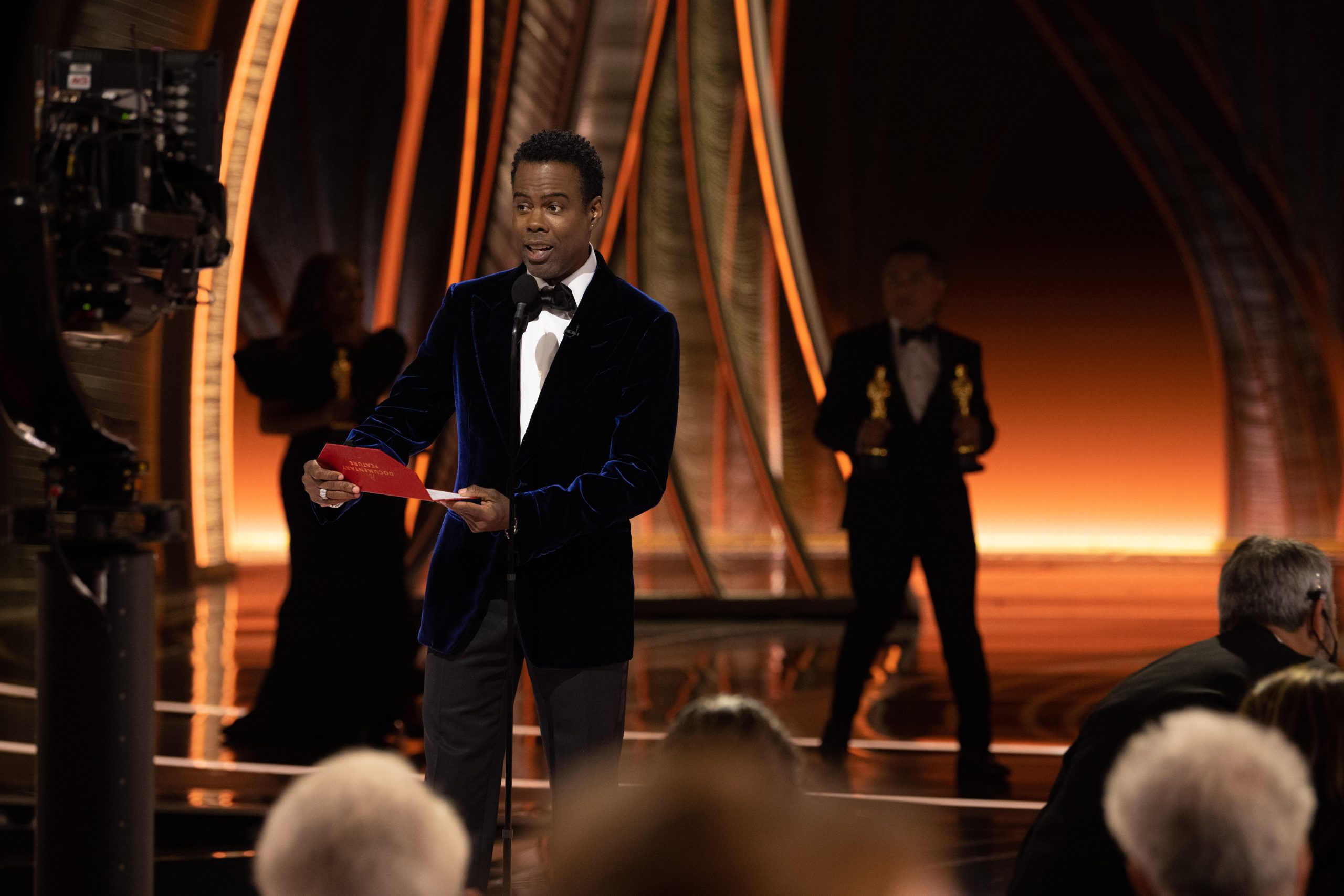 27.mar.2022 - Chris Rock apresenta o Oscar de melhor documentário depois de ter levado um tapa de Will Smith