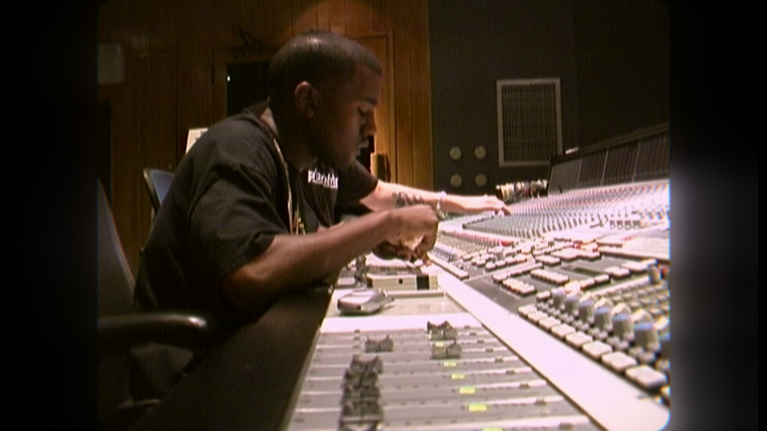 Kanye West comanda a mesa de som em cena da trilogia jeen-yuhs
