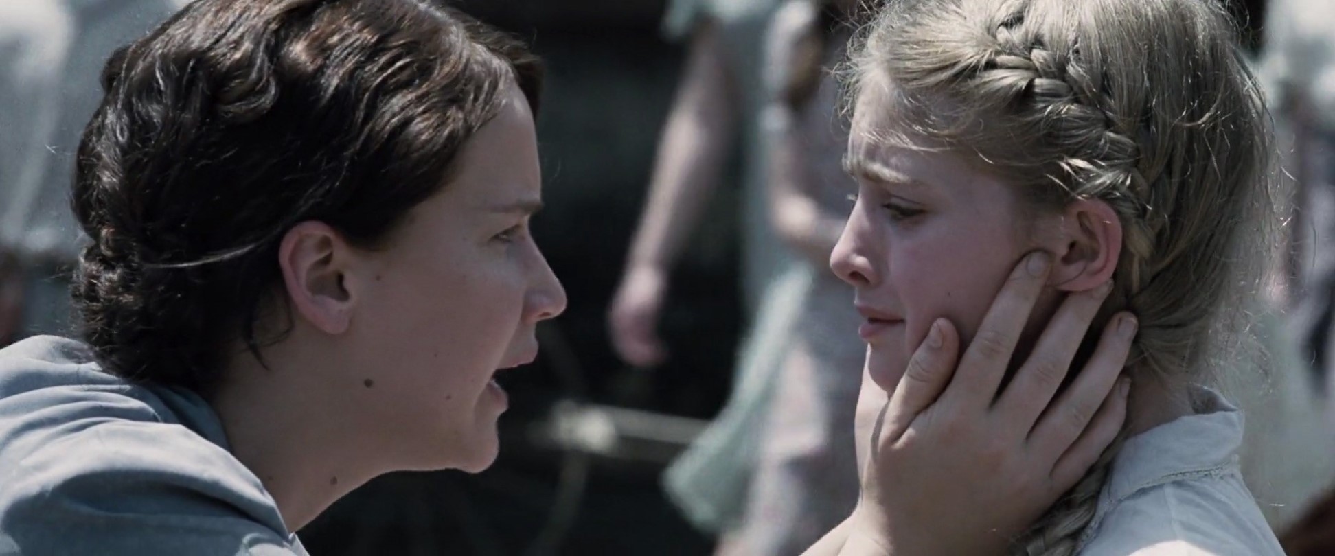 Jennifer Lawrence e Willow Shields em cena de Jogos Vorazes