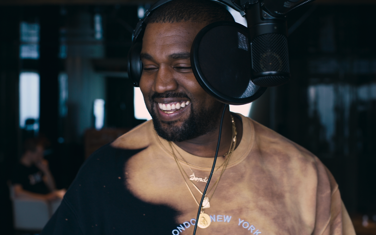 O rapper Kanye West sorri em cena da trilogia documental jeen-yuhs, da Netflix