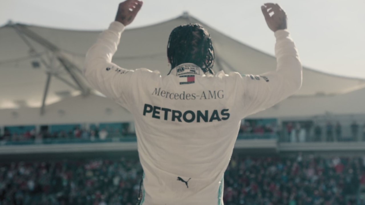 Lewis Hamilton em cena de F1: Dirigir para Viver