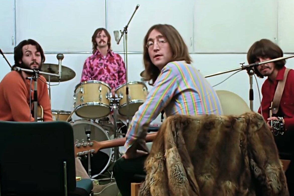Os integrantes dos Beatles em cena de Get Back