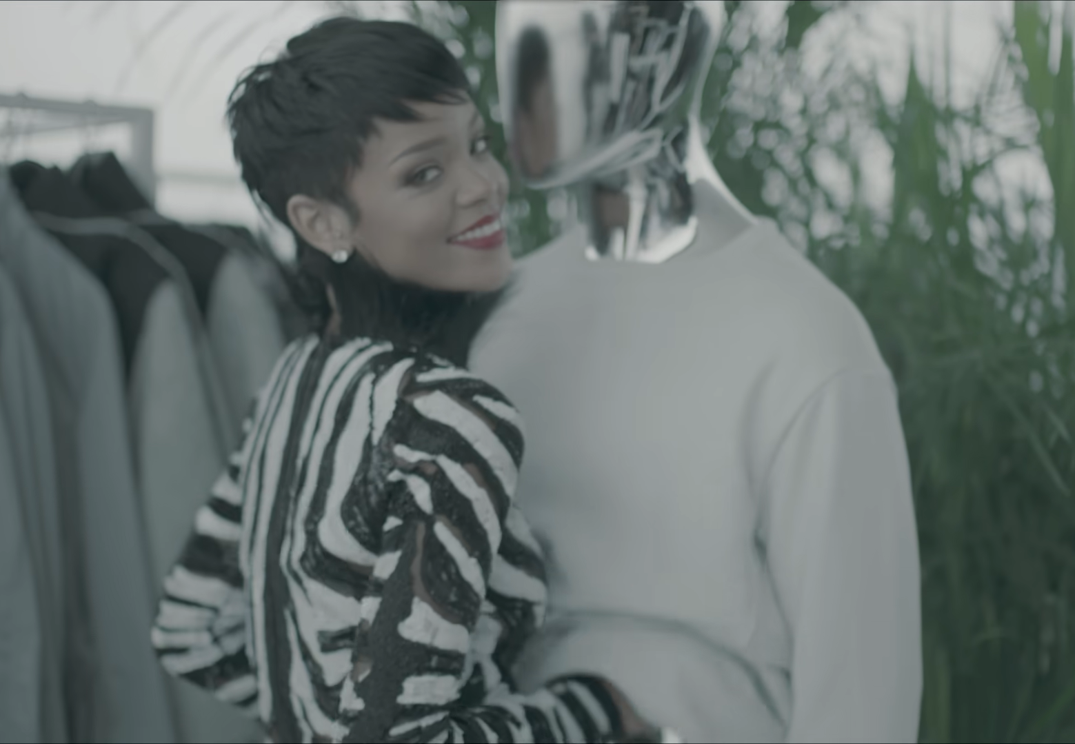 Rihanna em trecho do clipe Fashion Killa