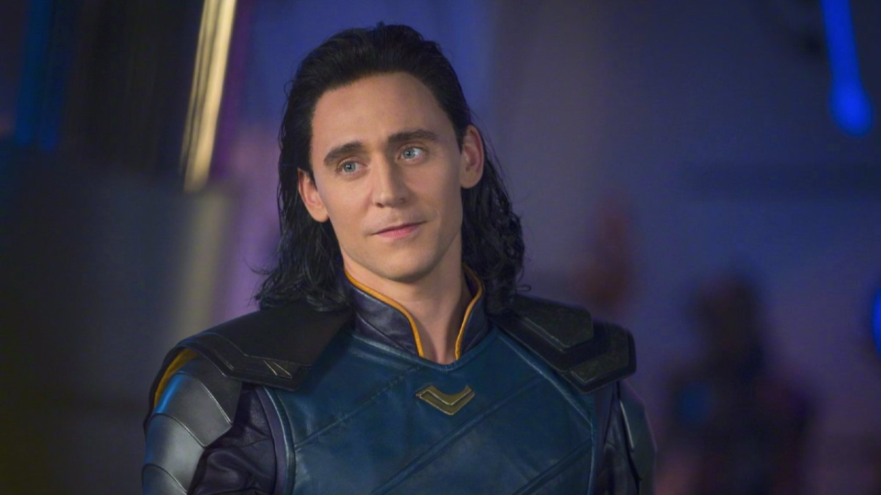 Tom Hiddleston em cena de Thor - Ragnarok