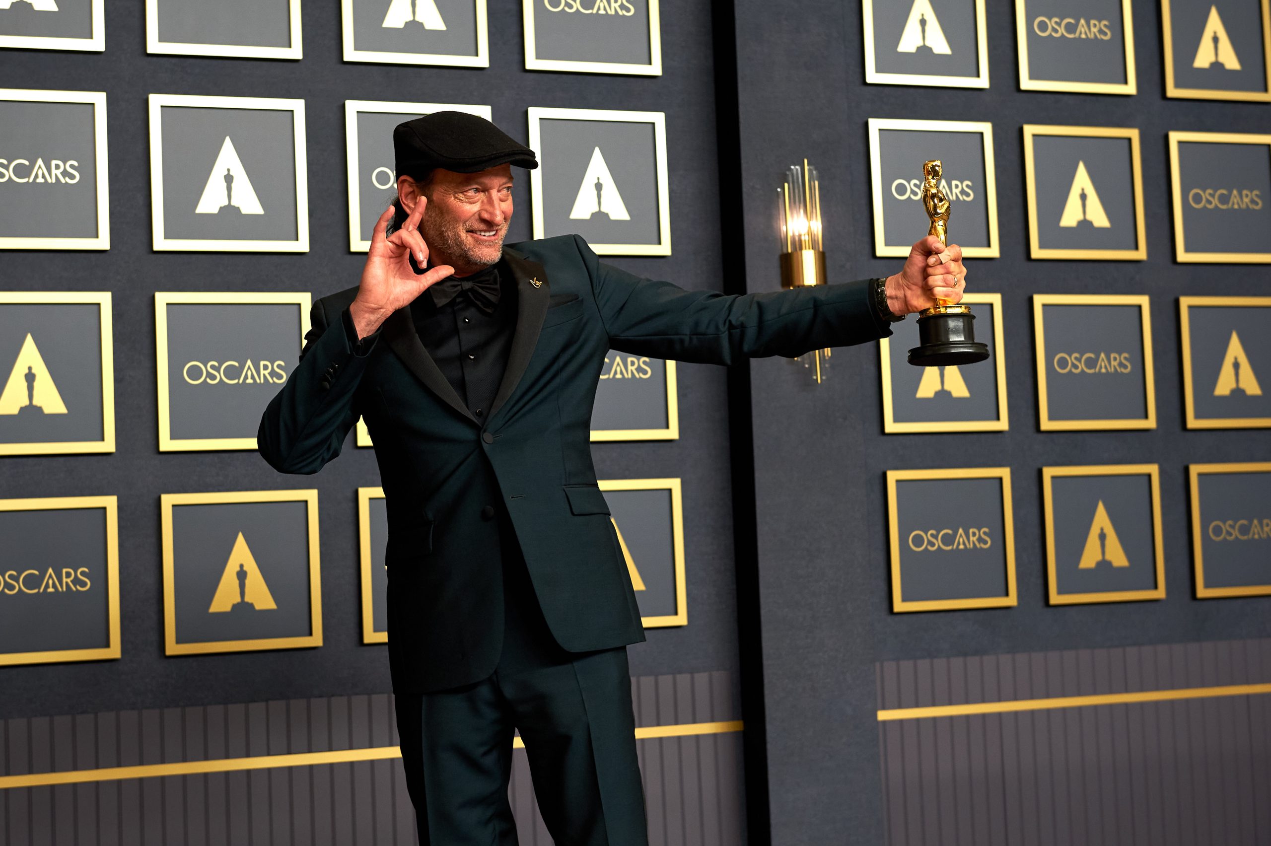 37.mar.2022 - Troy Kotsur posa com o Oscar de melhor ator coadjuvante por No Ritmo do Coração