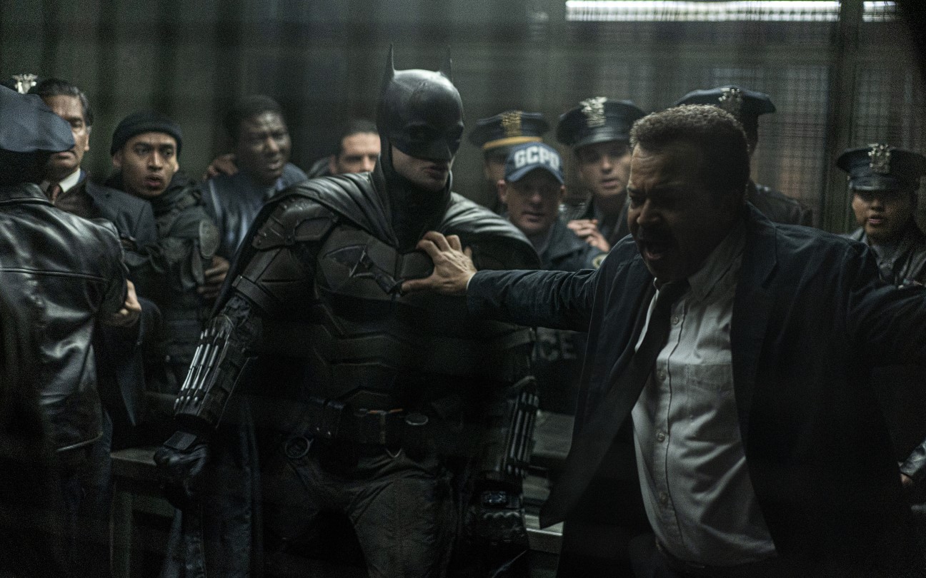 Robert Pattinson e Jeffrey Wright em cena de Batman