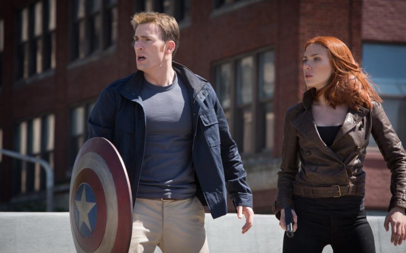Chris Evans e Scarlett Johansson em cena de Capitão América: O Soldado Invernal