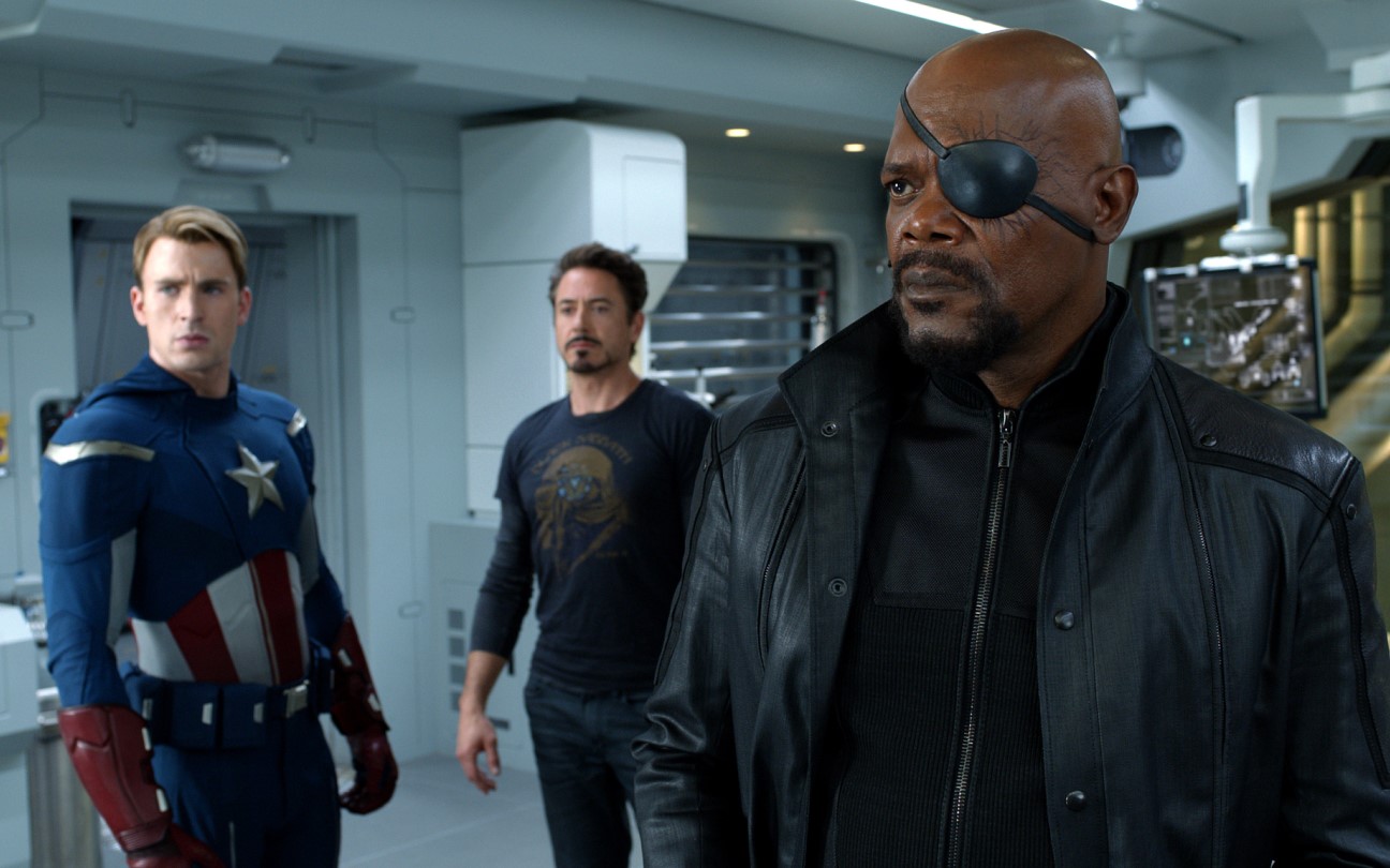 Chris Evans, Robert Downey Jr. e Samuel L. Jackson em cena de Os Vingadores