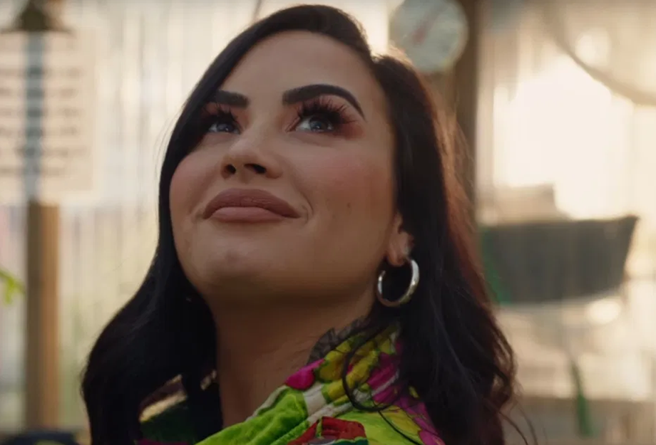 Demi Lovato se entrega em documentário onde fala sobre período de reabilitação