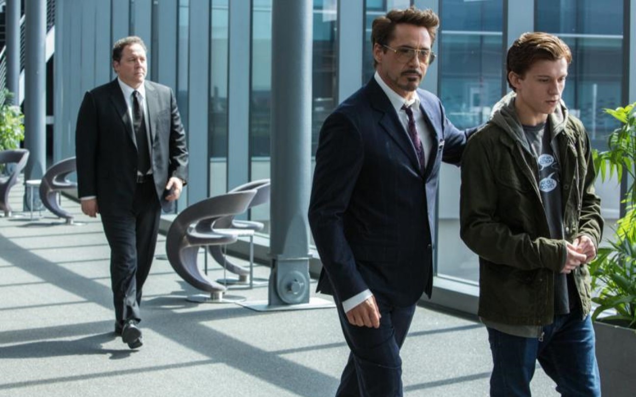 Jon Fraveau, Robert Downey Jr. e Tom Holland em cena de Homem-Aranha: De Volta ao Lar