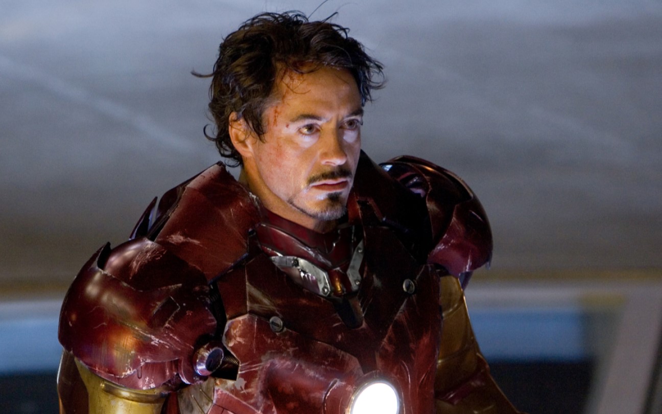 Robert Downey Jr. em cena de Homem de Ferro