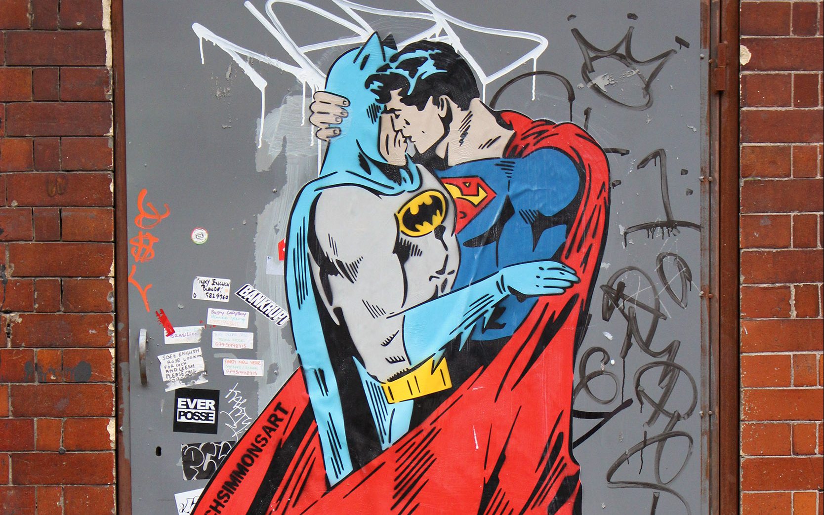 Grafite de Rich Simmons apresenta Batman e Superman como super-heróis LGBTQIA+