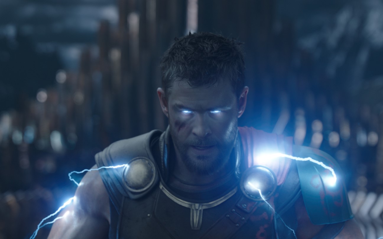 Chris Hemsworth em cena de Thor: Ragnarok
