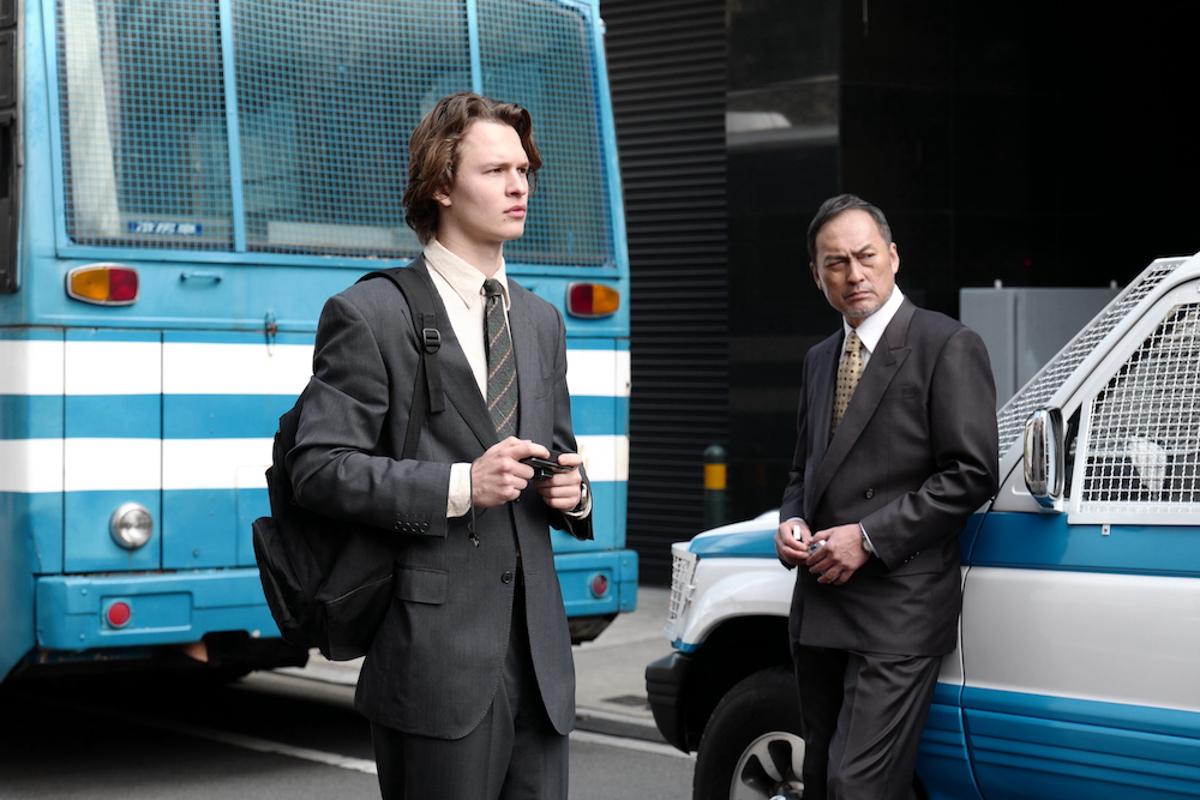 Ansel Elgort e Ken Watanabe em cena da série Tokyo Vice