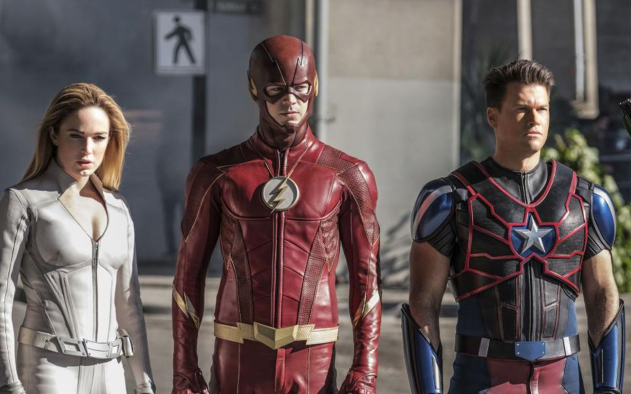 Caity Lotz, Grant Gustin e Nick Zano em crossover de Flash e Legends of Tomorrow