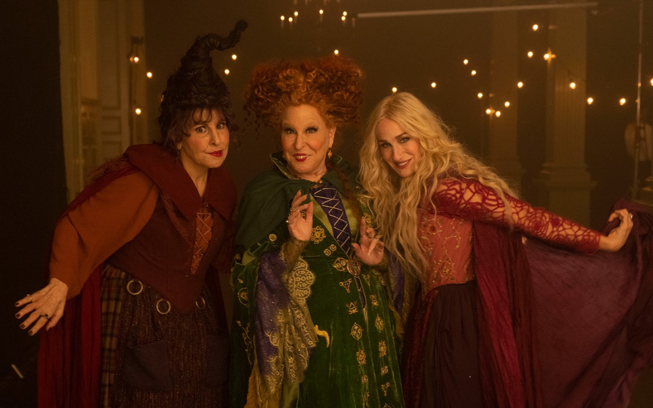 Kathy Najimy, Bette Midler e Sarah Jessica Parker em cena de Abracadabra 2