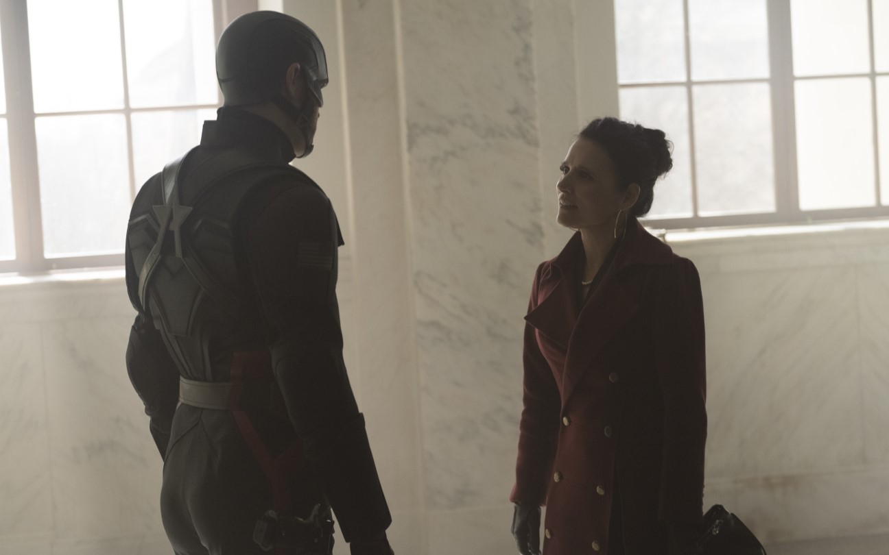 Wyatt Russell e Julia Louis-Dreyfus, a possível líder dos Thunderbolts, em cena de Falcão e o Soldado Invernal (2021)