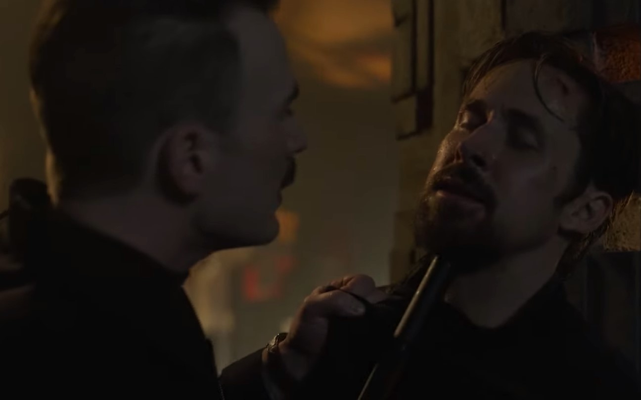 Chris Evans e Ryan Gosling em cena de Agente Oculto