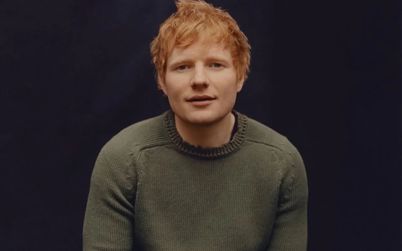 Ed Sheeran posa para foto com olhar sério