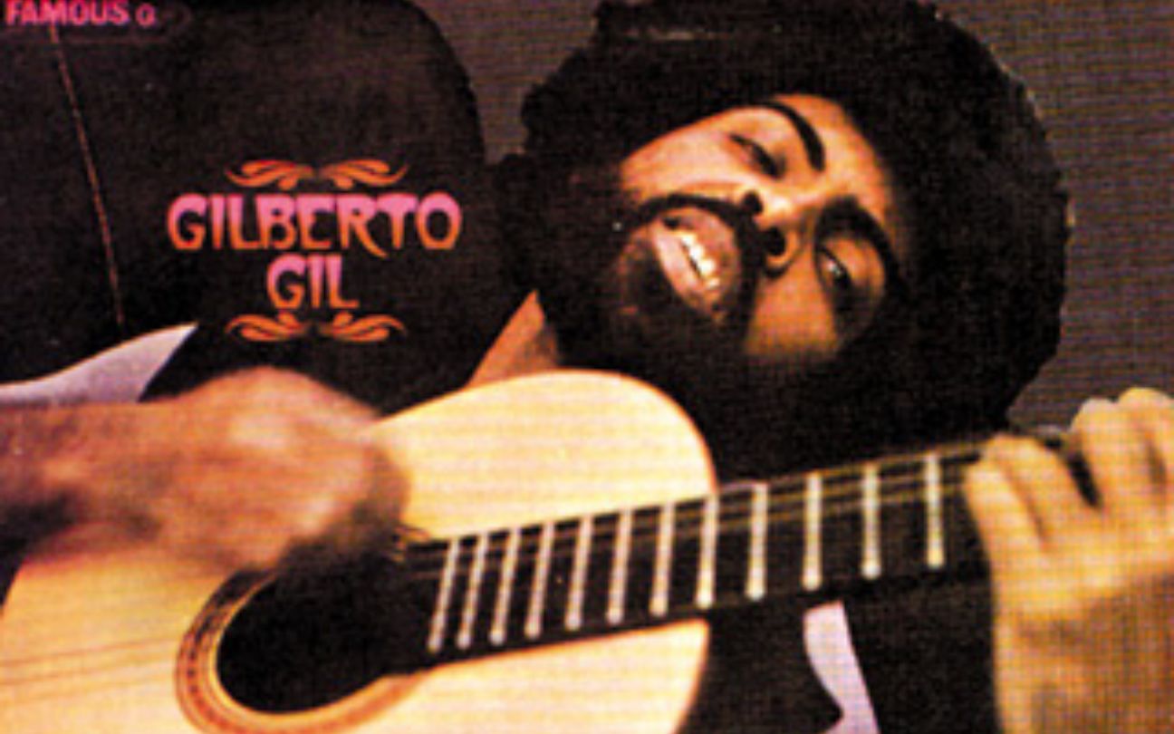 Gilberto Gil segura um violão em capa de álbum