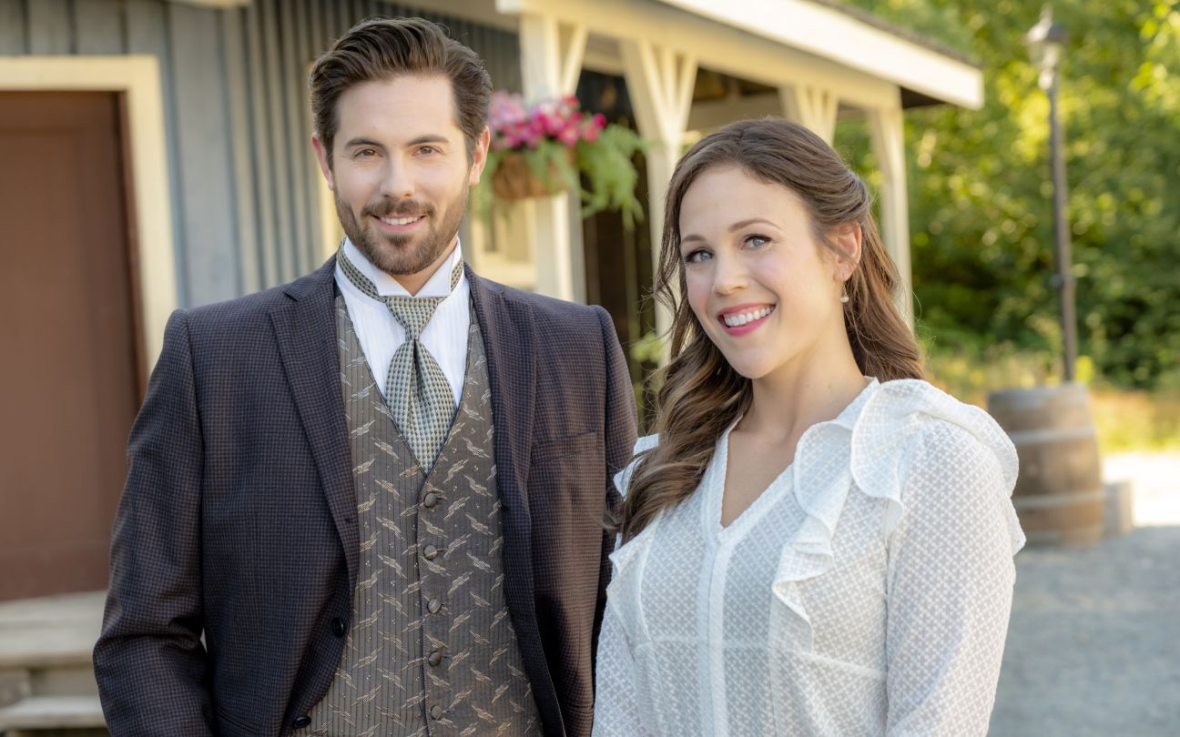 Chris McNally e Erin Krakow em Quando Chama o Coração