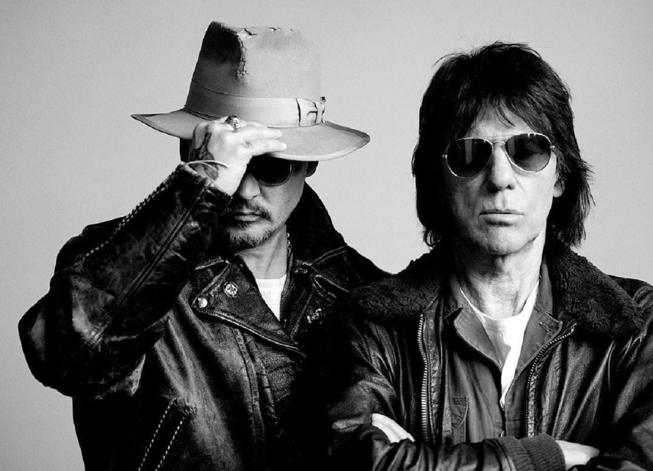 Johnny Depp e Jeff Beck na divulgação do cover de Isolation