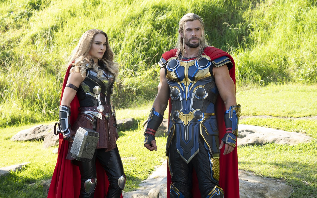 Natalie Portman e Chris Hemsworth em cena de Thor: Amor e Trovão
