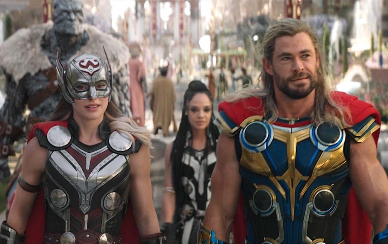 Natalie Portman, Tessa Thompson e Chris Hemsworth em cena de Thor: Amor e Trovão