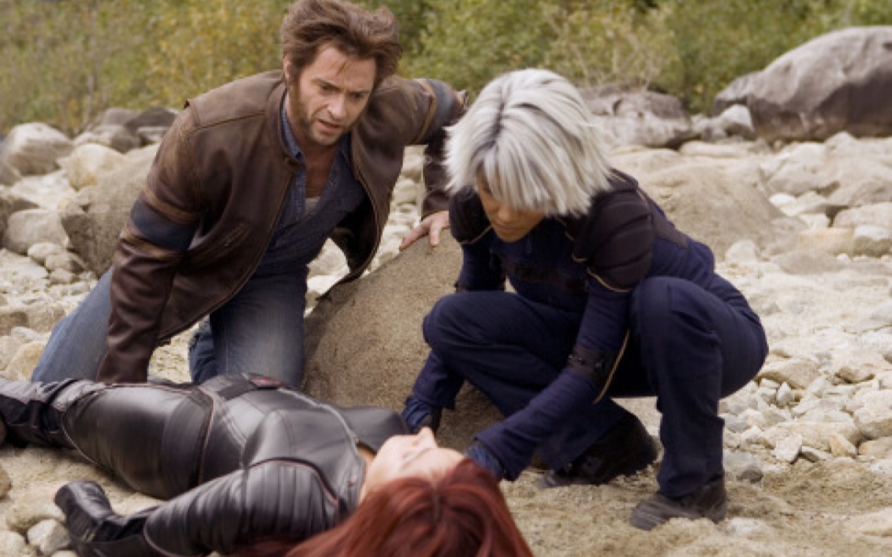 Famke Janssen, Hugh Jackman e Halle Berry em cena de X-Men: O Confronto Final