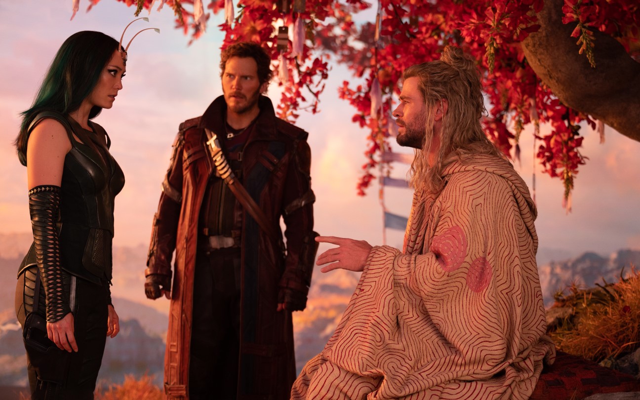Pom Klementieff, Chris Pratt e Chris Hemsworth em cena de Thor: Amor e Trovão