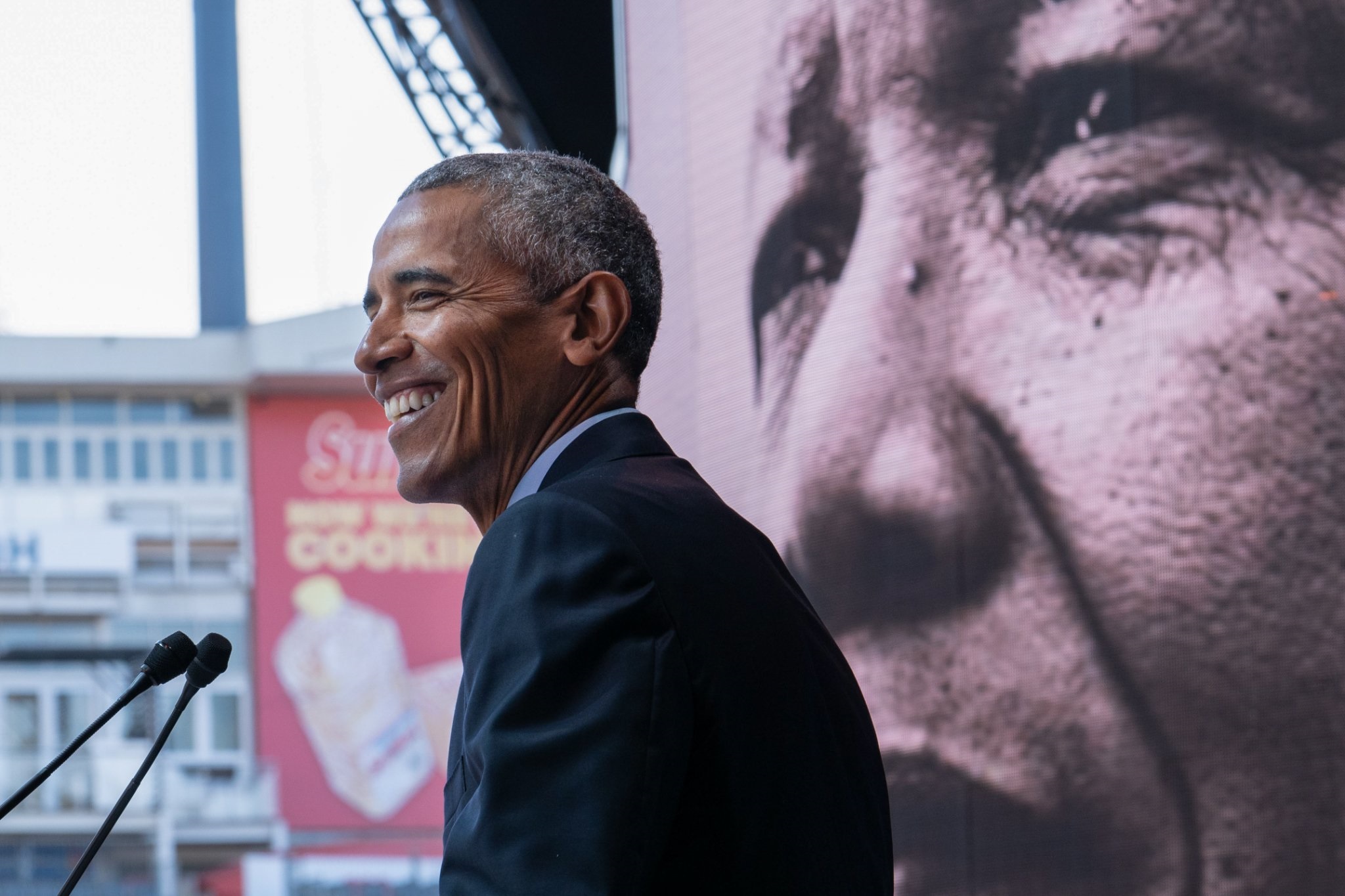Barack Obama sorri em foto