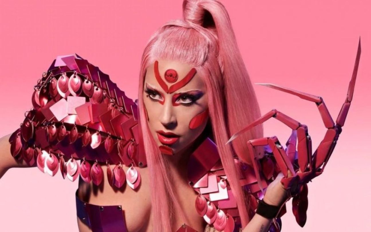 Lady Gaga com figurino rosa em imagem de Chromatica