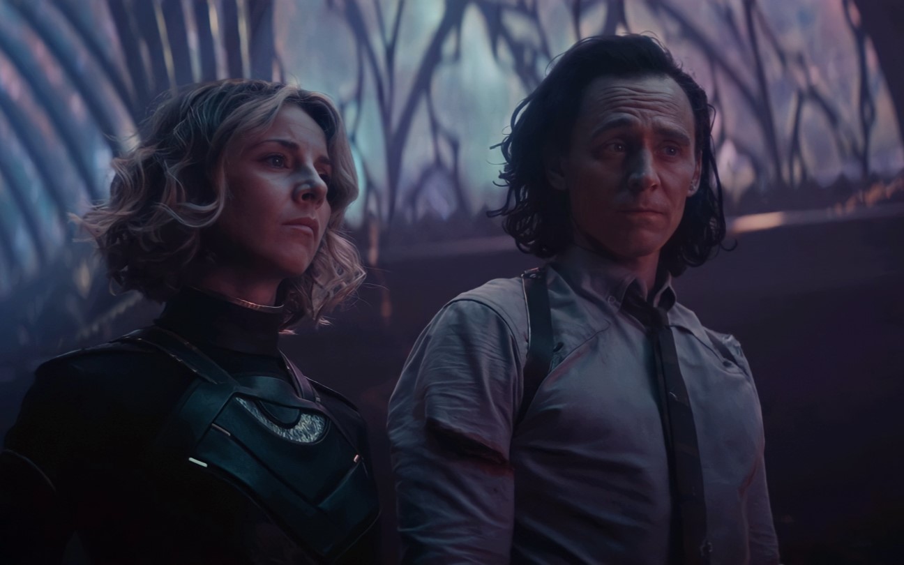 Sophia Di Martino e Tom Hiddleston em cena de Loki