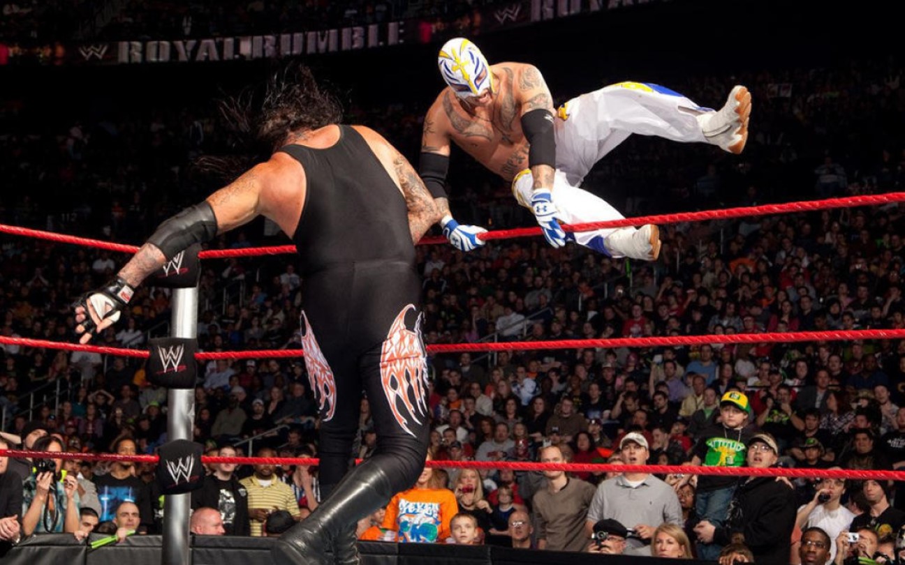 Undertaker e Rey Mysterio em uma luta na WWE