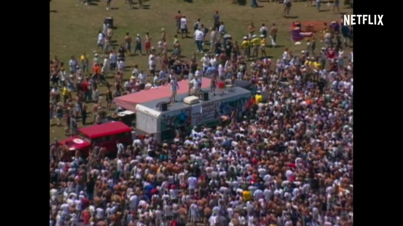 Cena da série Clusterf**k: Woodstock ’99 mostram multidão reunida no festival