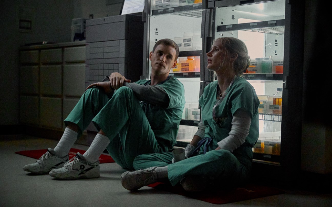 Eddie Redmayne e Jessica Chastain em cena de O Enfermeiro da Morte