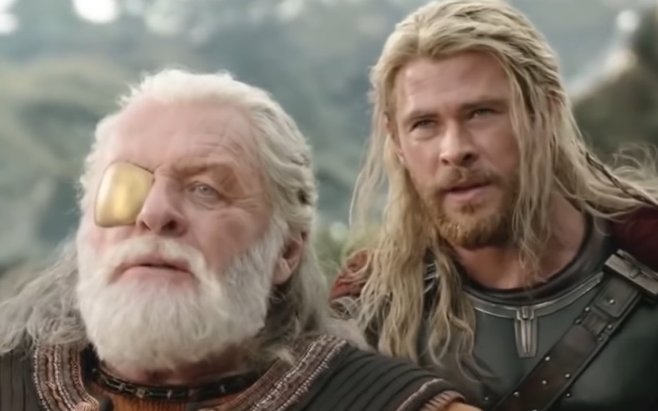 Anthony Hopkins e Chris Hemsworth em cena de Thor: Ragnarok
